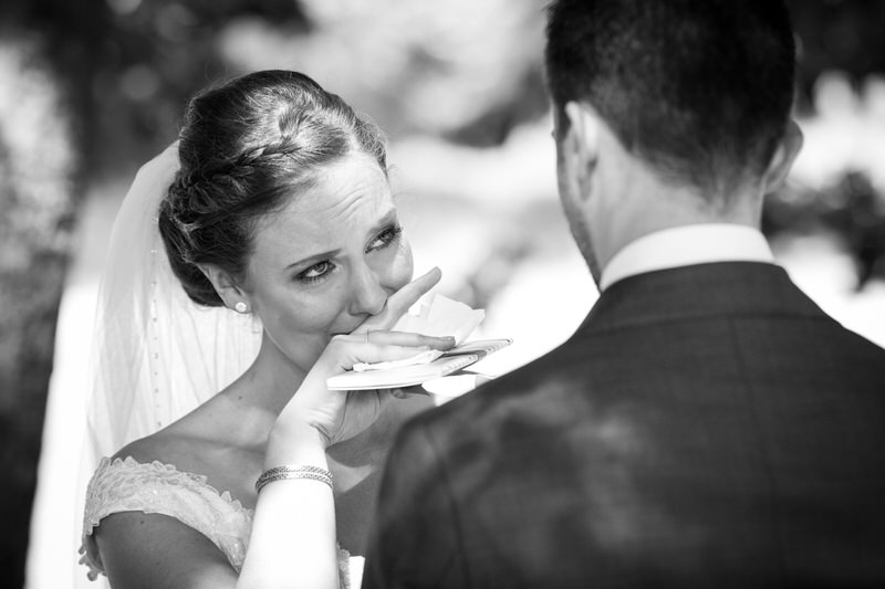 Uitspreken geloftes tijdens fotoshoot - Bruiloft Nieuwegein - Inge van den Broek Trouwfotografie