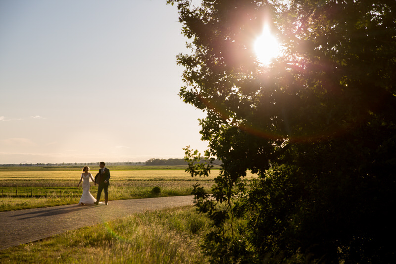 Een trouwfotograaf kiezen, hoe doe je dat - fotoshoot bij zonsondergang