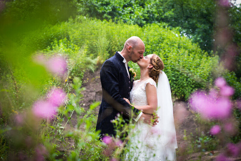 Bruidsfotografie - bruidspaar tussen de bloemen