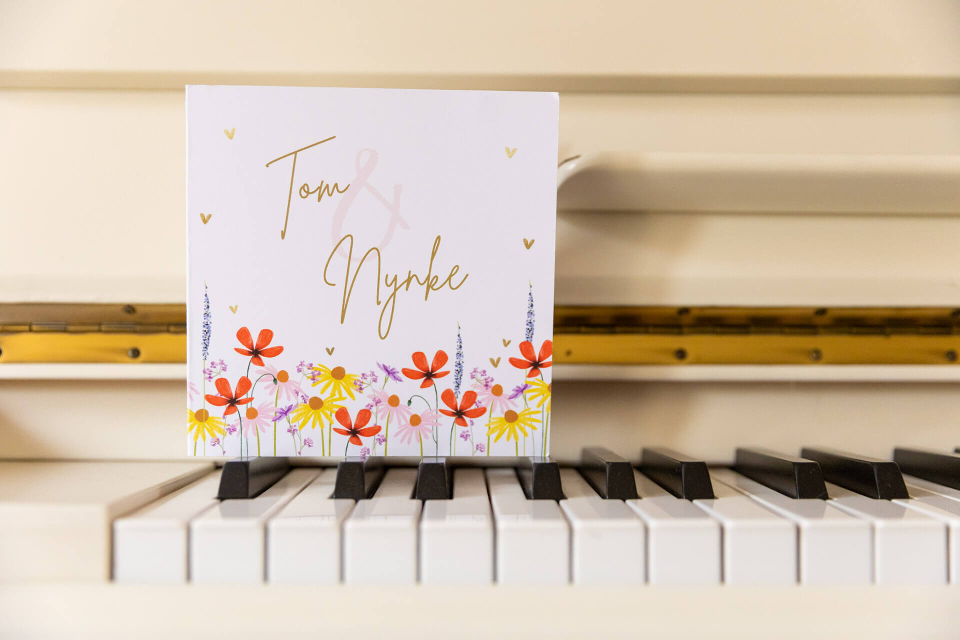 Trouwkaarten versturen - trouwkaart op een witte piano