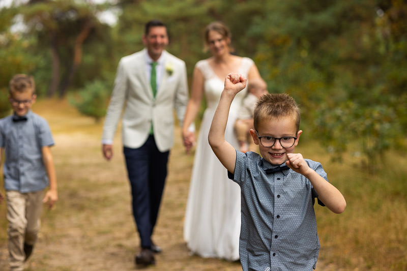 Wat kost een trouwfotograaf? - gezinsfoto van bruidspaar met hun drie kinderen