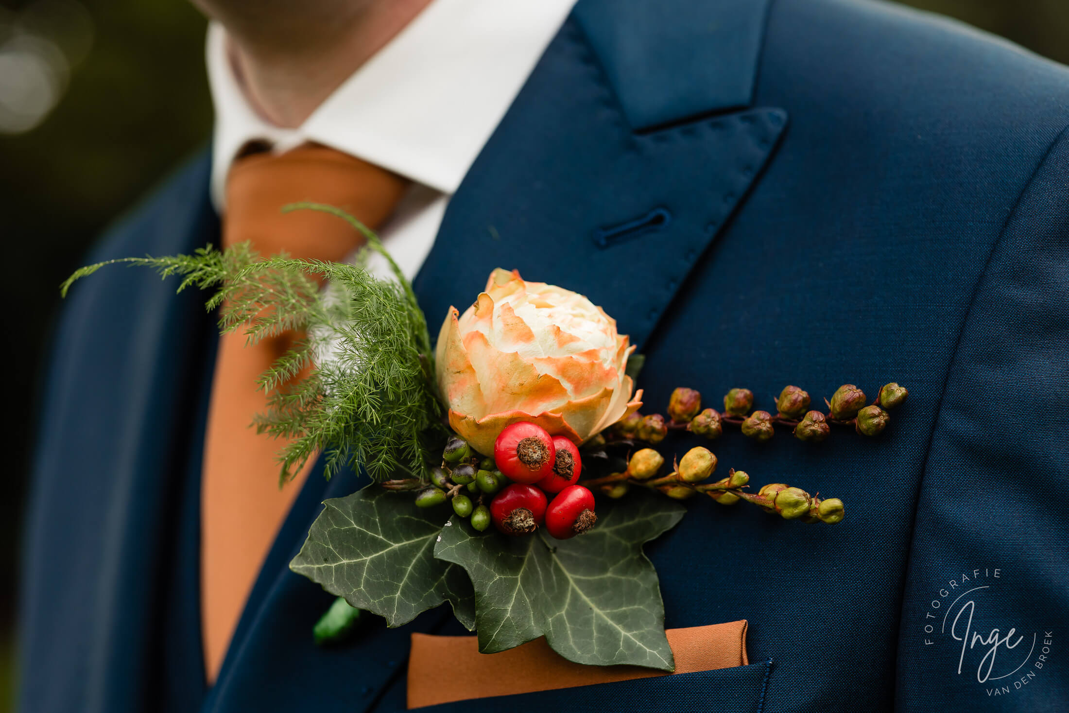 Corsage bij man op pak