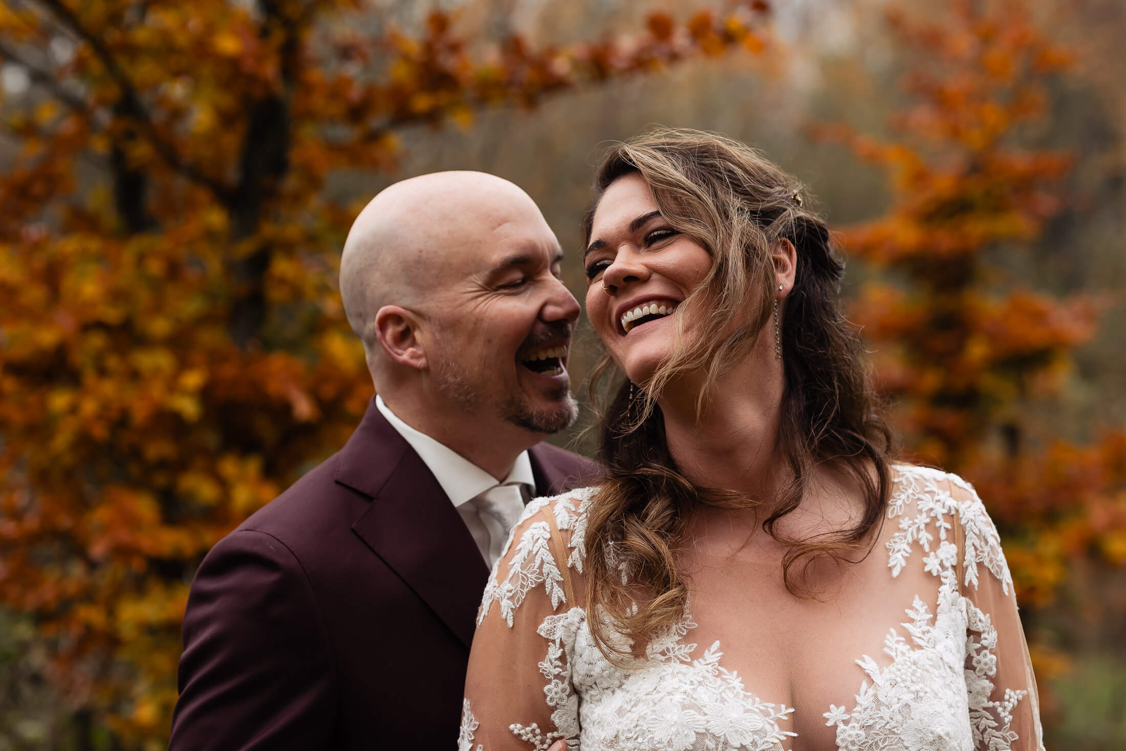 Bruidspaar fotoshoot tijdens bruiloft Heische Hoeve