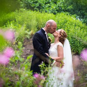 Bruidsfotografie - bruidspaar tussen de bloemen